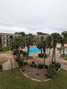 比洛克西Biloxi Beach Condo-B的享有度假村的空中景致,设有游泳池和棕榈树