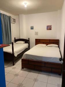 曼塔Playa Aparts & Suites Malecon的一间卧室,配有两张床