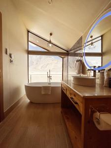 ShigarKhoj Resorts的带浴缸、水槽和镜子的浴室