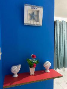 曼塔Playa Aparts & Suites Malecon的蓝色的墙,上面有一张桌子和一条海星