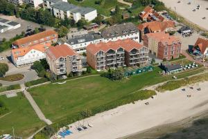 霍瓦赫特Meeresblick-Deck-44-Haus-3-WE-44的享有海滩和建筑的空中景色