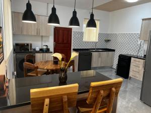 卢萨卡Smart Stay Eco Friendly AirBnB的一间带桌椅的厨房和一间用餐室