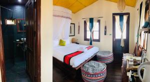 萨帕Sapa Rosie House的一间带一张床和淋浴的小卧室