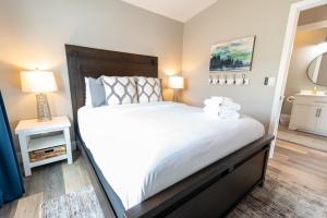 帕尔默Colony Suites的卧室配有一张白色大床和镜子