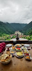 乌宗Kar Hotel Uzungöl的山顶上带食物盘的桌子