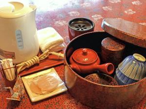弘前市小堀旅馆的茶壶在桌子上的锅子里
