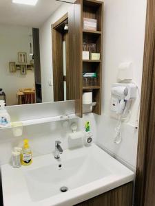 振林山森林城市 6999 Homestay【小温馨】@ 免税岛 Legoland JB SG的一间带水槽和大镜子的浴室