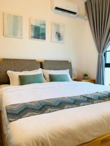 振林山森林城市 6999 Homestay【小温馨】@ 免税岛 Legoland JB SG的卧室设有一张白色大床和一扇窗户。