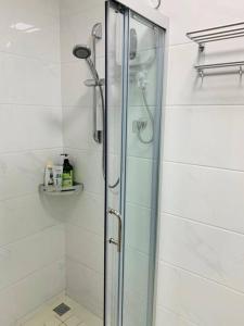 振林山森林城市 6999 Homestay【小温馨】@ 免税岛 Legoland JB SG的浴室里设有玻璃门淋浴