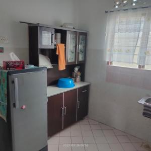 马日丹那Sri Bayu Bidara Palma的一间带冰箱和水槽的小厨房