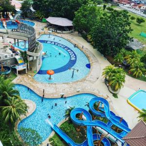 Deluxe Studio Bayou Waterpark with Private Jacuzzi and Free Tickets内部或周边泳池景观