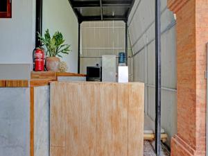吉安雅Tiny House Gianyar的客房设有一个柜台和一台冰箱