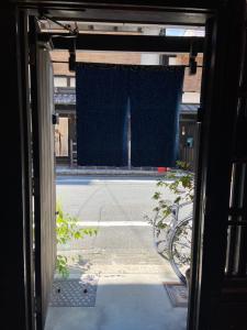 京都六根ゲストハウス Rokkon guest house的从窗口可欣赏到街道景色