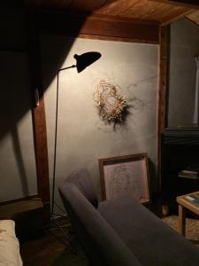 京都六根ゲストハウス Rokkon guest house的客厅配有落地灯和沙发