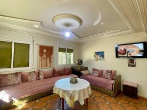 伊穆泽尔杜坎达Villa ain soltan的客厅配有沙发和桌子