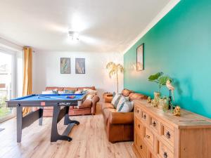SholdenHill House的客厅配有乒乓球桌和沙发