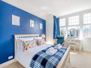 SholdenHill House的蓝色卧室,配有带毛巾的床