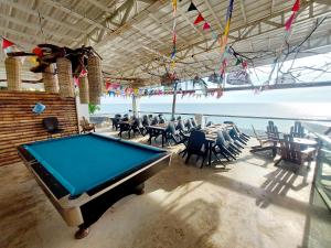 TigbaoSurigao Dream Beach Resort的配有桌椅的房间的台球桌