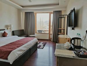 列城Yarab Tso的酒店客房设有一张床和一个大窗户