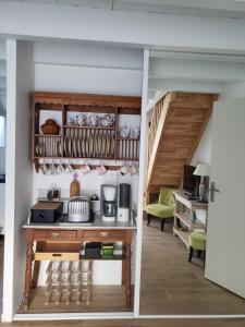 格鲁瓦BRISE MARINE的客房设有带桌子和楼梯的厨房