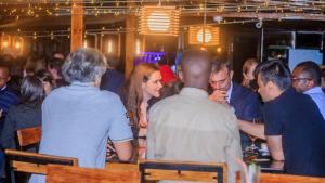 基加利Inside Afrika Boutique Hotel的一群坐在酒吧里的人