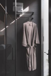 拉科萨Hotel Pepe Vieira Relais & Châteaux的浴室内挂在架子上的浴袍
