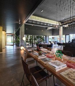 拉科萨Hotel Pepe Vieira Relais & Châteaux的用餐室配有长木桌子和椅子