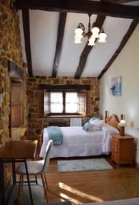 SelayaCasa Rural Los Riveros de Jeromo的一间卧室设有一张床和砖墙