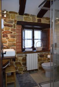 SelayaCasa Rural Los Riveros de Jeromo的石质浴室设有卫生间和水槽