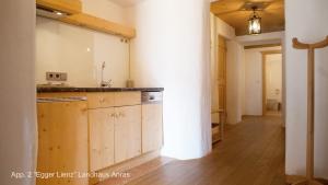 安罗斯Landhaus & Schloss Anras的厨房配有柜台和白色墙壁