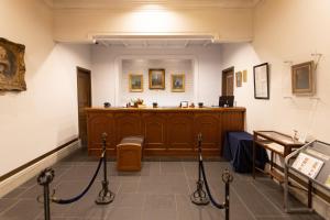 仙台仙台蒙特利酒店的中间设有长凳的审判室