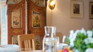 安罗斯Landhaus & Schloss Anras的餐厅的一张桌子,一瓶葡萄酒