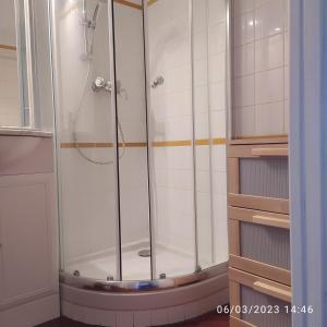圣拉斐尔Studio 4P Vue Mer Calme Cap Esterel的浴室内带玻璃淋浴间