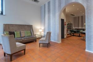 古比奥加特鹏酒店的客厅配有沙发、椅子和桌子