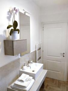 弗留利地区奇维达莱Domus terme romane的一间带水槽和镜子的浴室