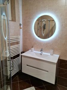 奥西耶克Apartman Vinyl - self chek-in的浴室设有白色水槽和镜子