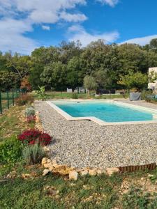 Orgnac-lʼAvenLe Petit Chêne的园景庭院内的游泳池,花园