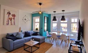 德帕内Le Petit Nord的客厅配有蓝色的沙发和桌子