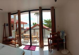 爱妮岛Corong Beach Resort的一间卧室享有阳台的景色