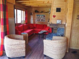 沙泰勒LATITUDE 47的客厅配有红色的沙发和椅子