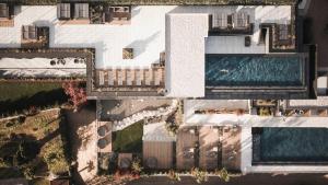 蒂鲁罗SomVita Suites的享有带游泳池的大楼的顶部景致