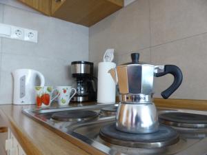拉萨Apartment Telser的厨房里炉灶上方的茶壶