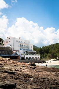 波蒂纳茨拉斯归纳旅馆的海滩上的白色建筑,海滩上的人