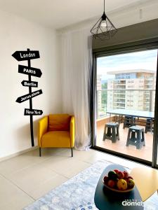 • Spacious Apartment in Trendy Akko/Acre •的休息区