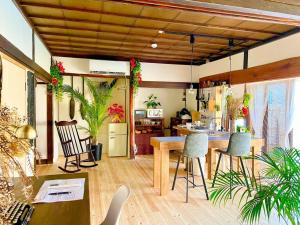 长野一棟貸し切り バリの雰囲気を楽しめる古民家vintagehouse1925Bali的一个带椅子和桌子的厨房