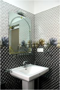 卡图纳耶克Ronaka Airport Transit Hotel的一间带水槽和镜子的浴室