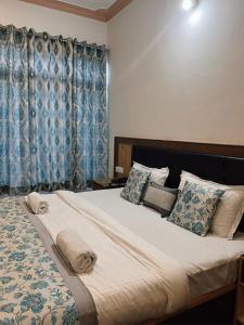 列城zikzik holidays的一间卧室配有一张带蓝色窗帘的大床