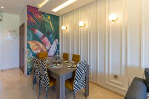 马拉喀什Cozy Golf Apartment Wifi 4k-TV Netflix的用餐室配有桌椅和绘画作品