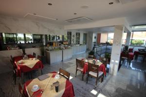 波尔托罗Pension Silvia的一间带桌椅的餐厅和一间厨房
