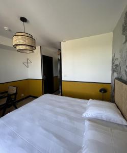 Saint-Vigor-le-GrandDOMAINE DU GRAND CAUGY的卧室配有一张白色大床